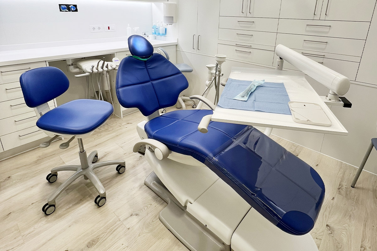 Estoclinic dental clinic in Spain with A-dec dental chair and stool